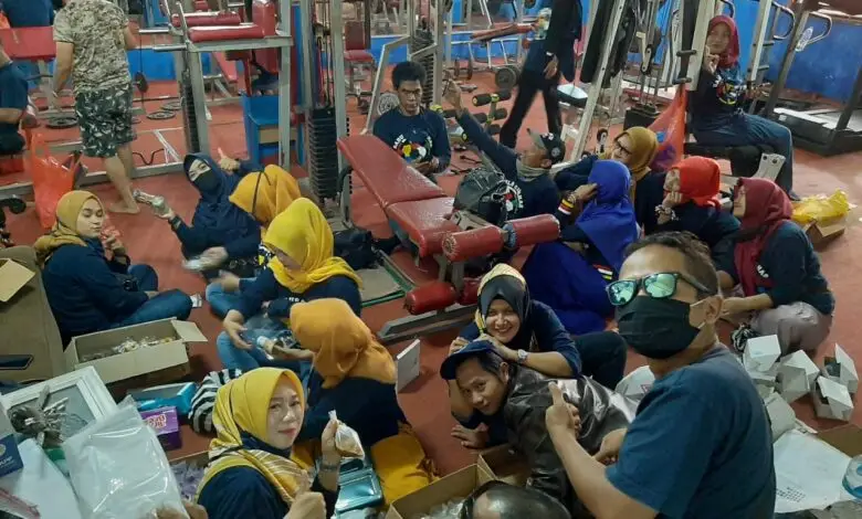 Sadulur Cipanas Bagi-bagi 400 Takjil dan 50 Nasi Bungkus