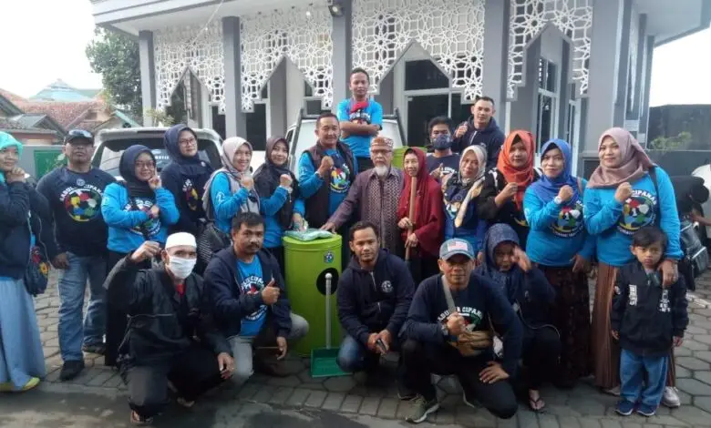 Sadulur Cipanas Serahkan Alquran dan Alat Salat ke 16 Masjid