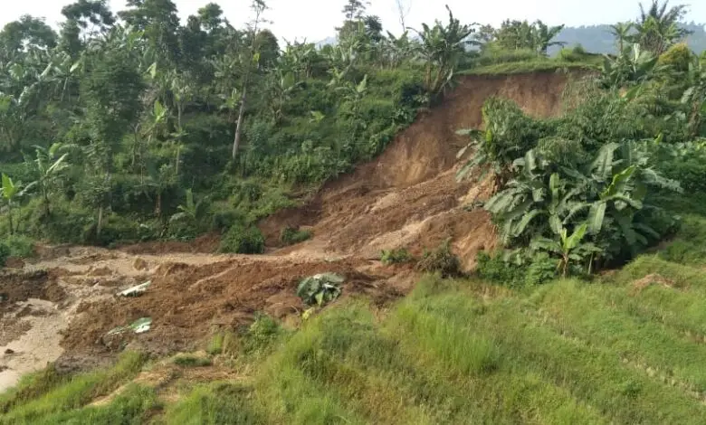 Saluran Air Tertutup Picu Longsor di Desa Batulawang