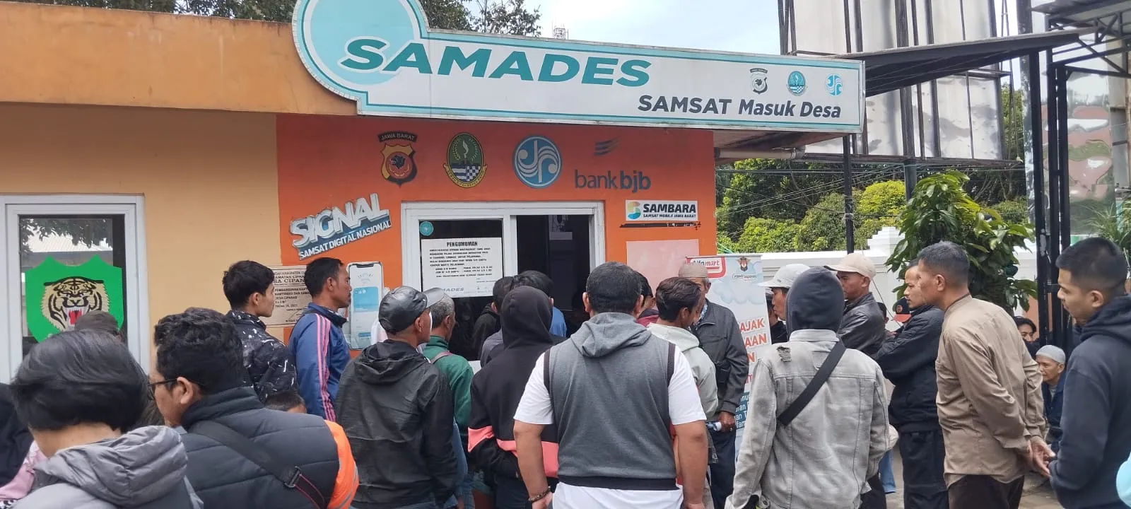 Samades Cipanas Diserbu Warga, Antrean Panjang Demi Pemutihan Pajak Jabar 2025