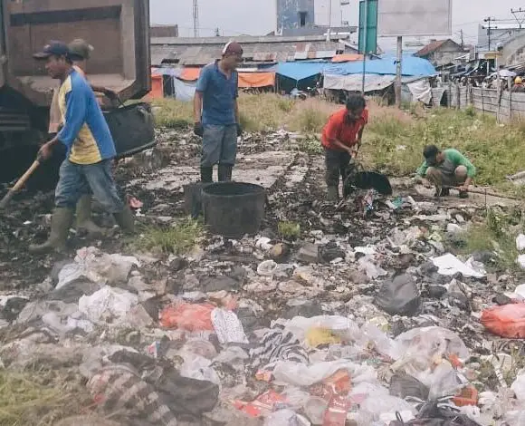Sampah di Lahan Kosong Bekas Pasar Ciranjang Akhirnya Dibersihkan
