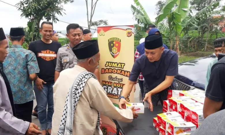 Sat Reskrim Polres Cianjur Bagi-bagi Makanan Gratis