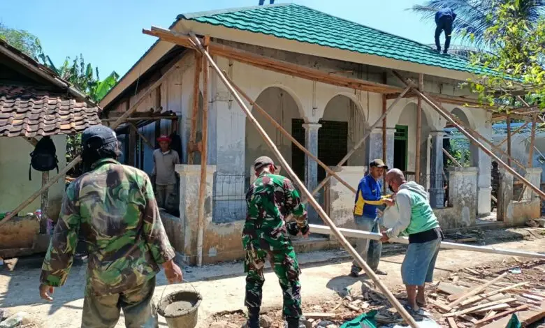 Satgas TMMD dan Warga Ciandam Gotong Royong Pasang Atap Masjid