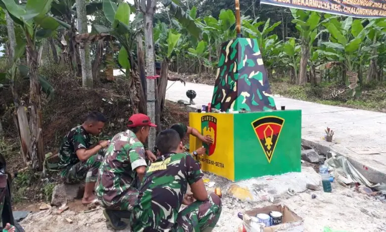 Satgas TMMD ke-107 Bikin Tugu di Mekarmulya
