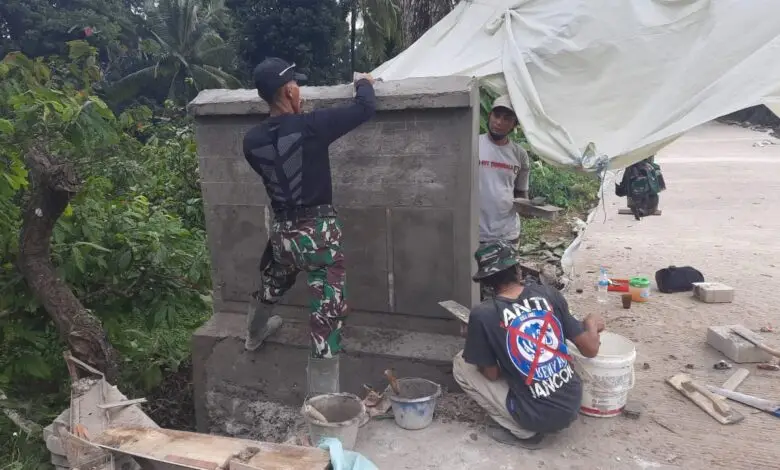 Satgas TMMD ke-111 Bangun Tugu untuk Kenang-kenangan
