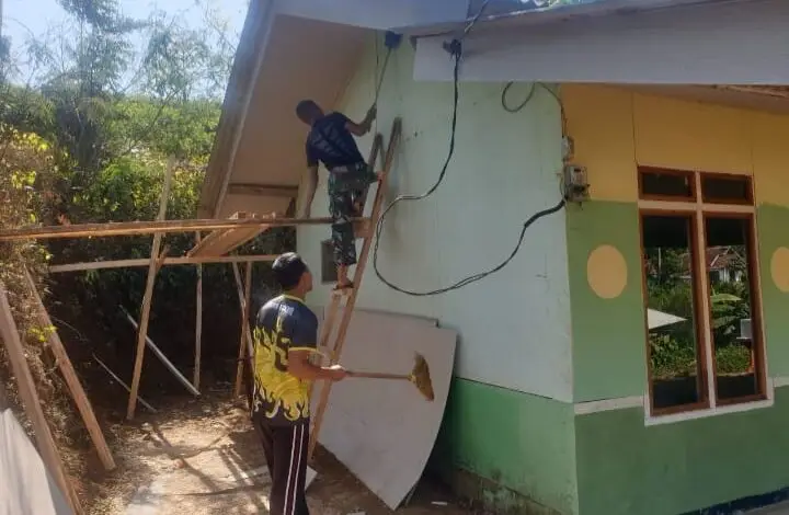 Satgas TMMD ke 118 bersama Warga Gotong Royong Rehat Madrasah di Takokak