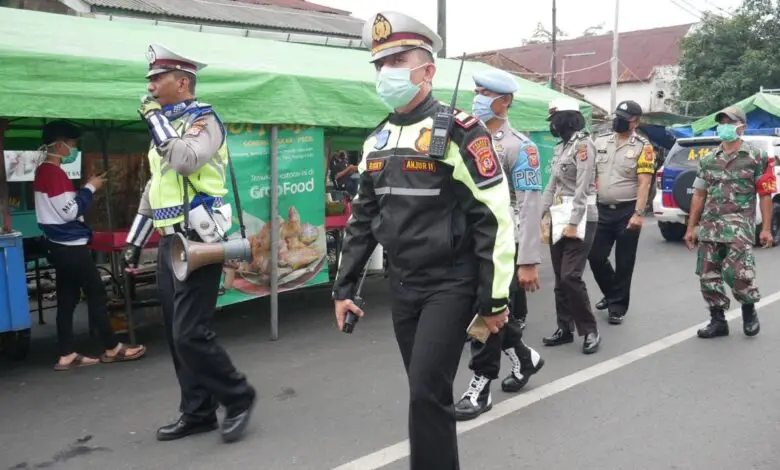 Satlantas Beri Imbauan Physical Distancing ke Pedagang di Cianjur