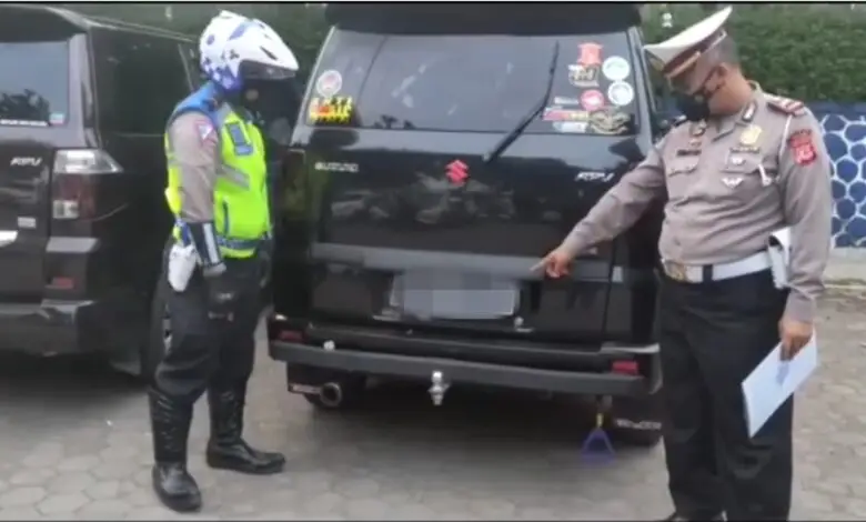 Satlantas Cianjur Amankan Dua Mobil Travel Gelap di Cibeber, Ada Stiker Khusus Komunitas di Setiap Kendaraan