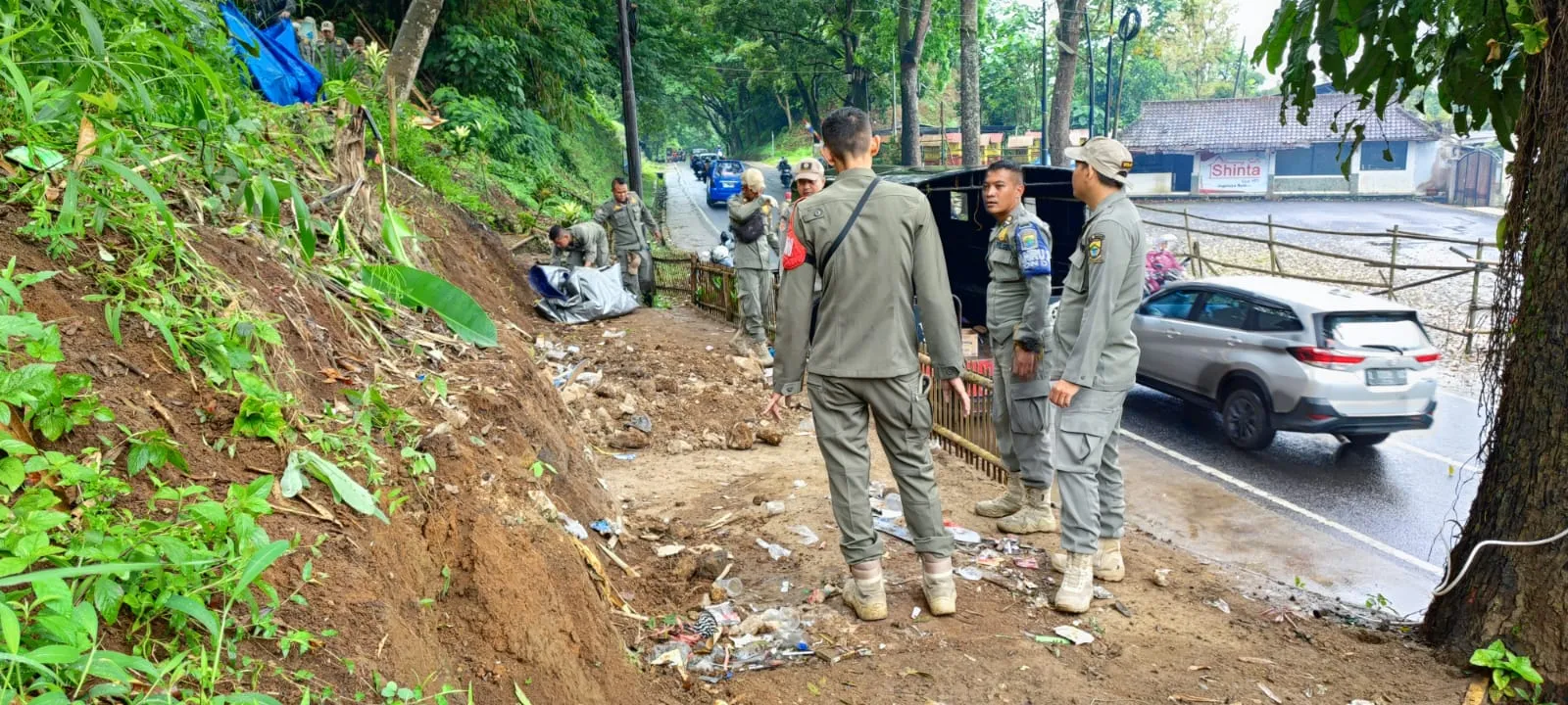 Satpol PP Cianjur Bongkar Paksa Warung di Zona Merah Gempa, Pemilik Abaikan Imbauan