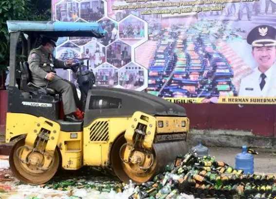 Satpol PP Cianjur Musnahkan Ribuan Botol Miras