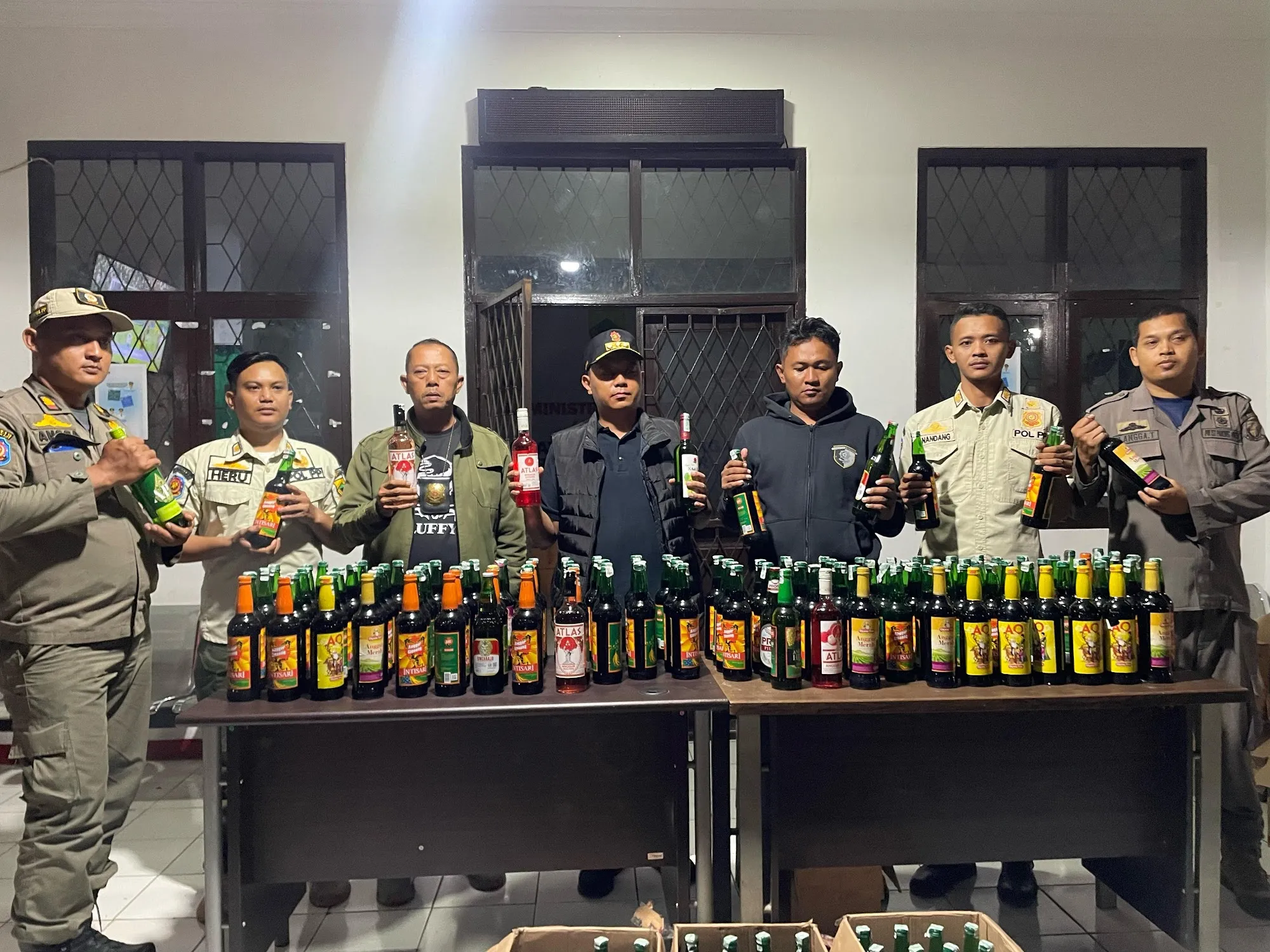 Satpol PP Cianjur Razia Miras, 167 Botol Berbagai Merek Diamankan