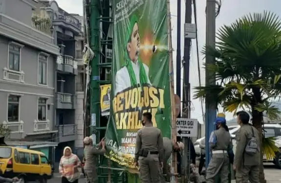 Satpol PP Cianjur Tertibkan Baliho Habib Rizieq Shihab