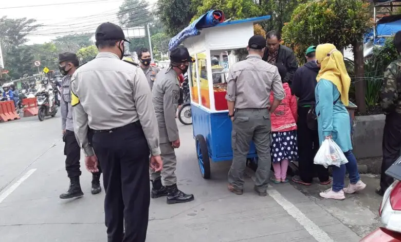 Satpol PP Cipanas Patroli Awasi Warnas yang Buka di Siang Bolong