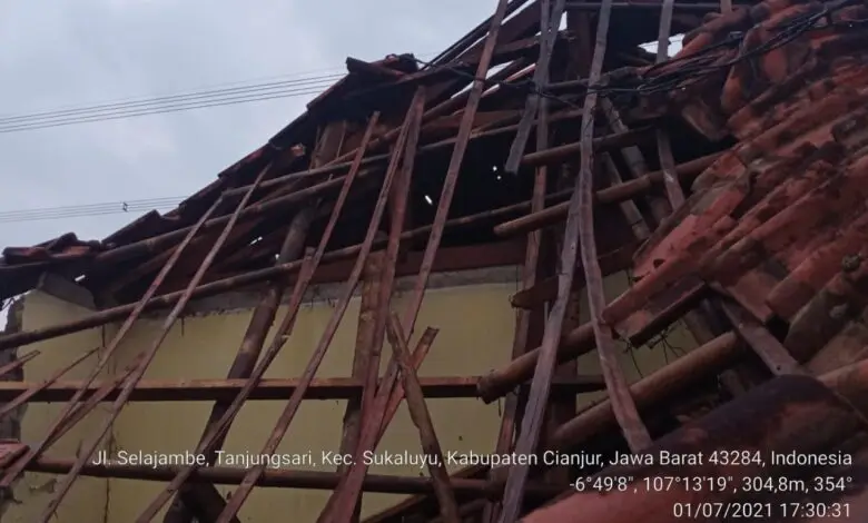 Satu Rumah di Sukaluyu Ambrol Disapu Angin Kencang