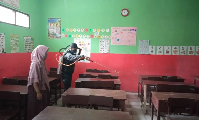 SDN Bojongpicung 1 Lakukan Penyemprotan Disinfektan Hasil Racikan
