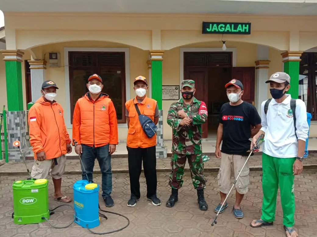 Sebelum Salat Id, Pemerintah Desa Mekarwangi Bagikan Masker dan Semprot Disinfektan di Masjid