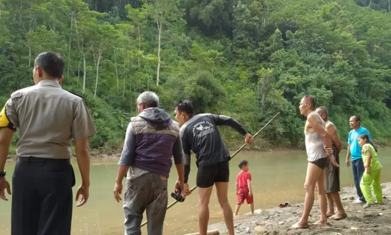 Sebrangi Sungai Cisadea, Seorang Anak di Sindangbarang Hanyut