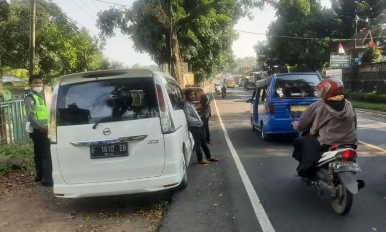 Sebuah Minibus dan Angkot Tabrakan di Pacet
