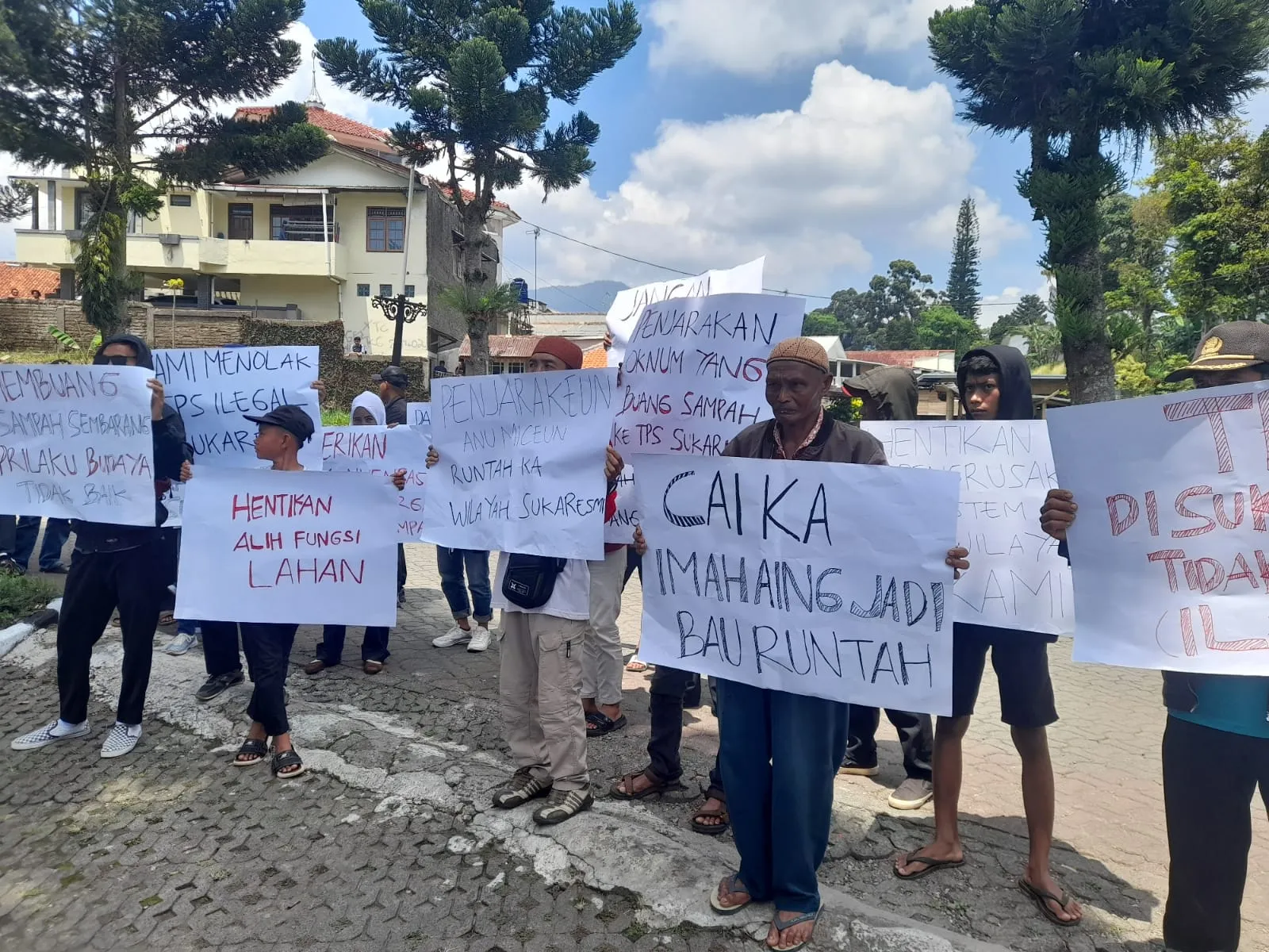 Sejumlah Massa Geruduk Kantor Pemasaran, Desak Pengelolaan Sampah Vila Bougenville Ramah Lingkungan