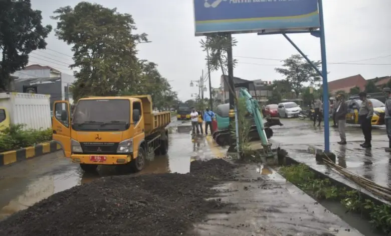 Selokan Tersumbat, Jalanan Cianjur Tergenang Banjir