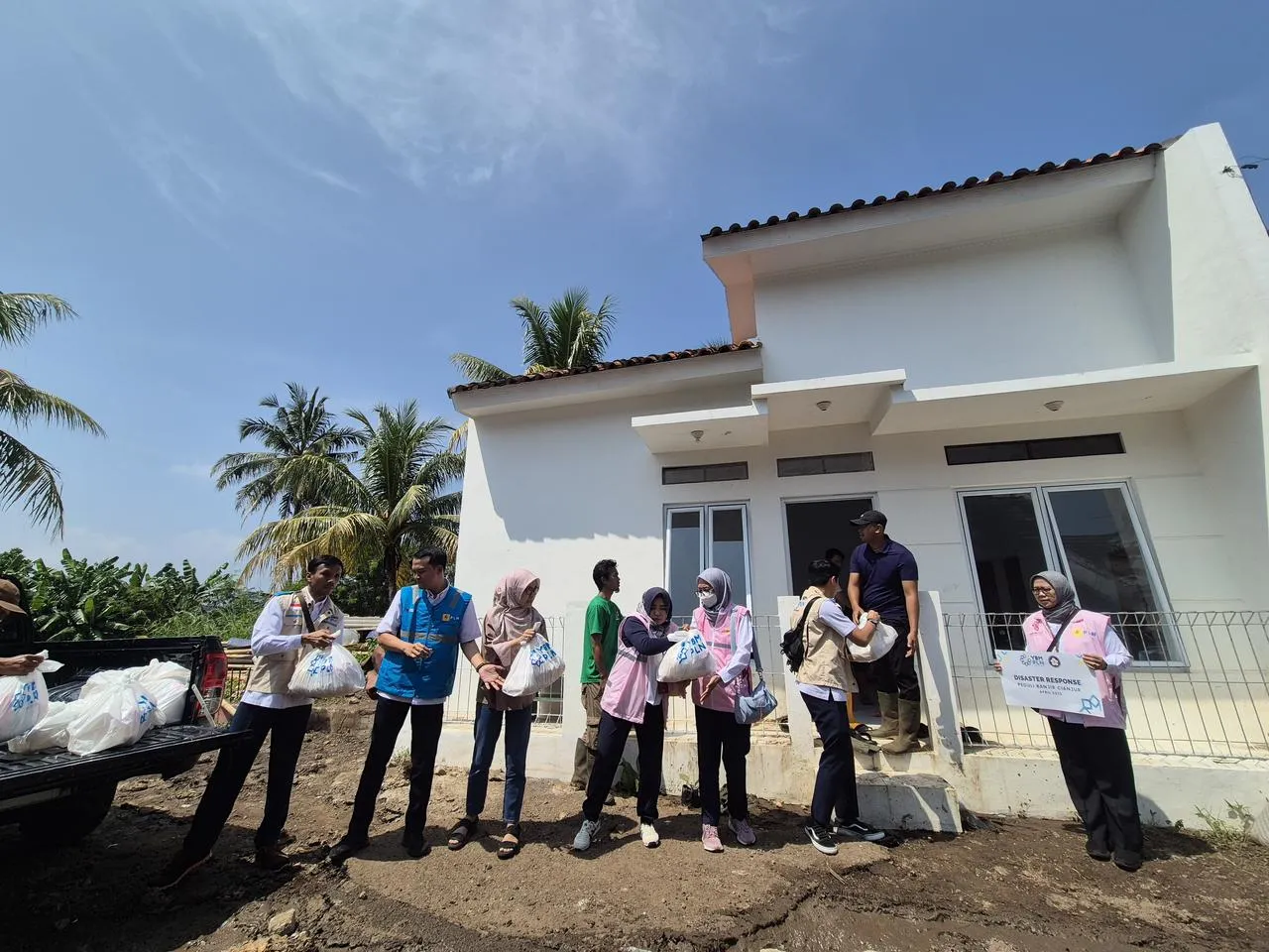 Semangat Kartini Menyatu dalam Aksi Tanggap Banjir PLN UP3 Cianjur