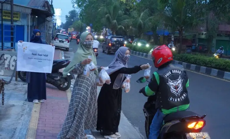Semarak Ramadhan, Brand Fashion Muslim Asyalia Gencar Bagi-Bagi Takjil