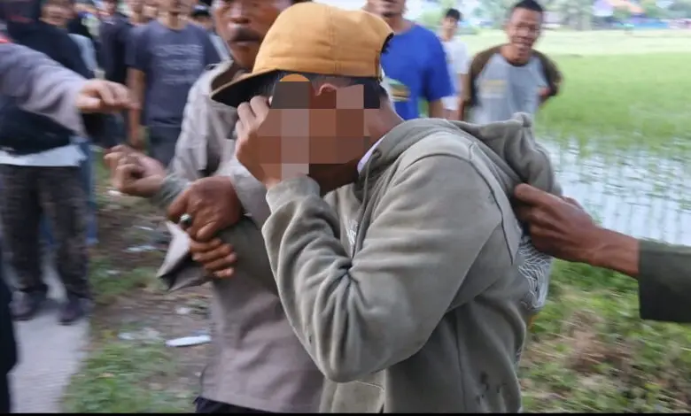 Sempat Kejar-kejaran, Dua Pemuda yang Diduga Bawa Sajam Dikepung Warga