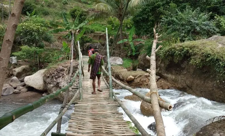 Sempat Terputus, Warga Gotong-royong Bangun Jembatan Sementara Penghubung Dua Desa di Cidaun