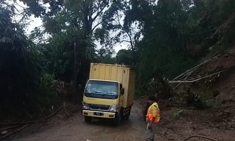Sempat Tertutup Longsor, Jalan di Cadas Hideung Cianjur Bisa Dilintasi