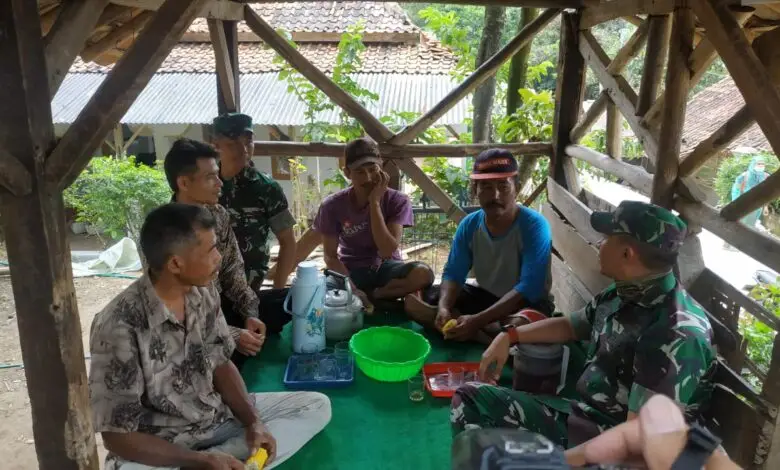 Semprot Disinfektan, TNI Mau Rakyat Bebas dari Corona
