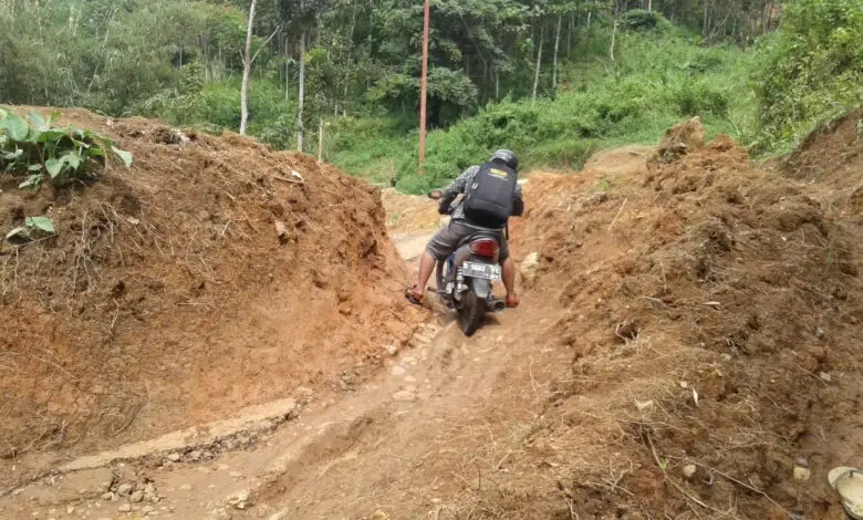 Separuh Jalan Cibeunying Tertutup Longsor, Kades Koordinasi dengan Plt Bupati