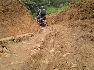 Separuh Jalan di Karangnunggal Masih Tertutup Longsor, Warga Minta Pemerintah Bergerak