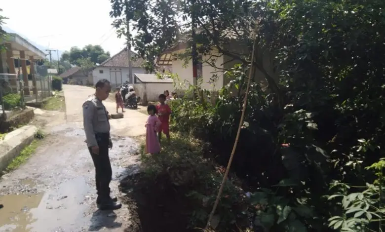 Separuh Jembatan Penghuhung Dua Kampung di Cugenang Roboh