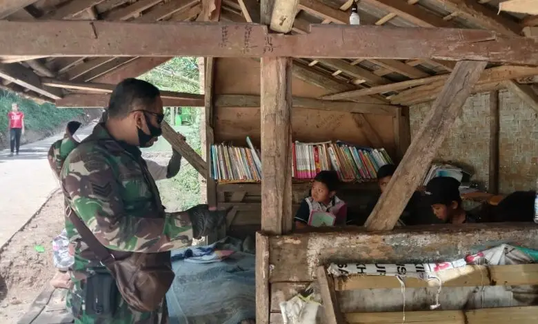Seperti Ini Kedekatan TNI dengan Anak-anak di Lokasi TMMD Desa Ciandam