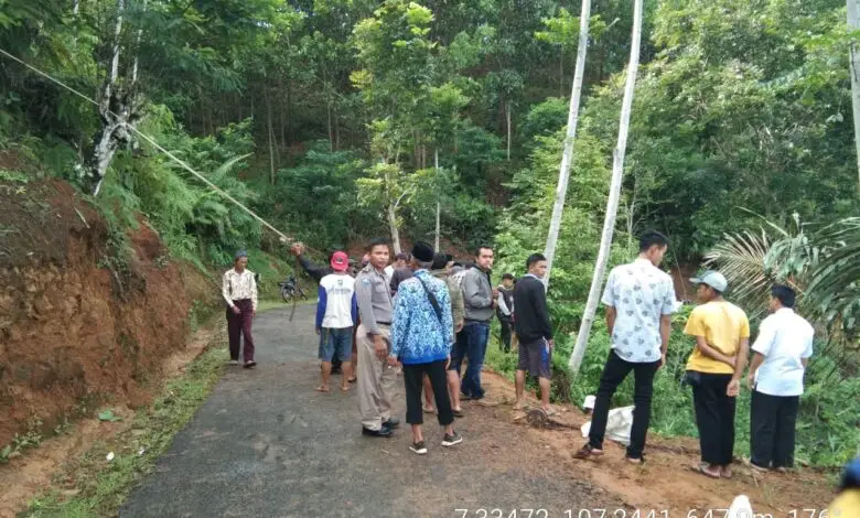 Setir Tak Terkendali, Mobil di Cikadu Masuk Jurang