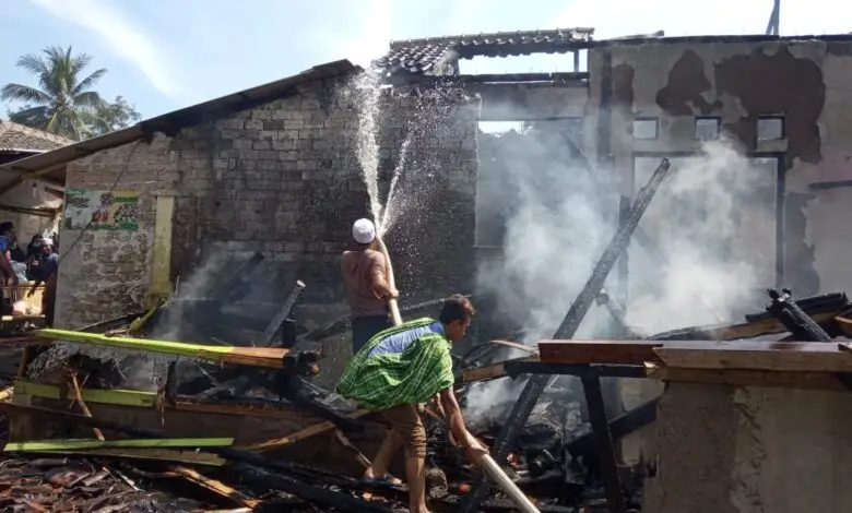 Siang Bolong, Dua Rumah di Sukaluyu Hangus Kebakaran