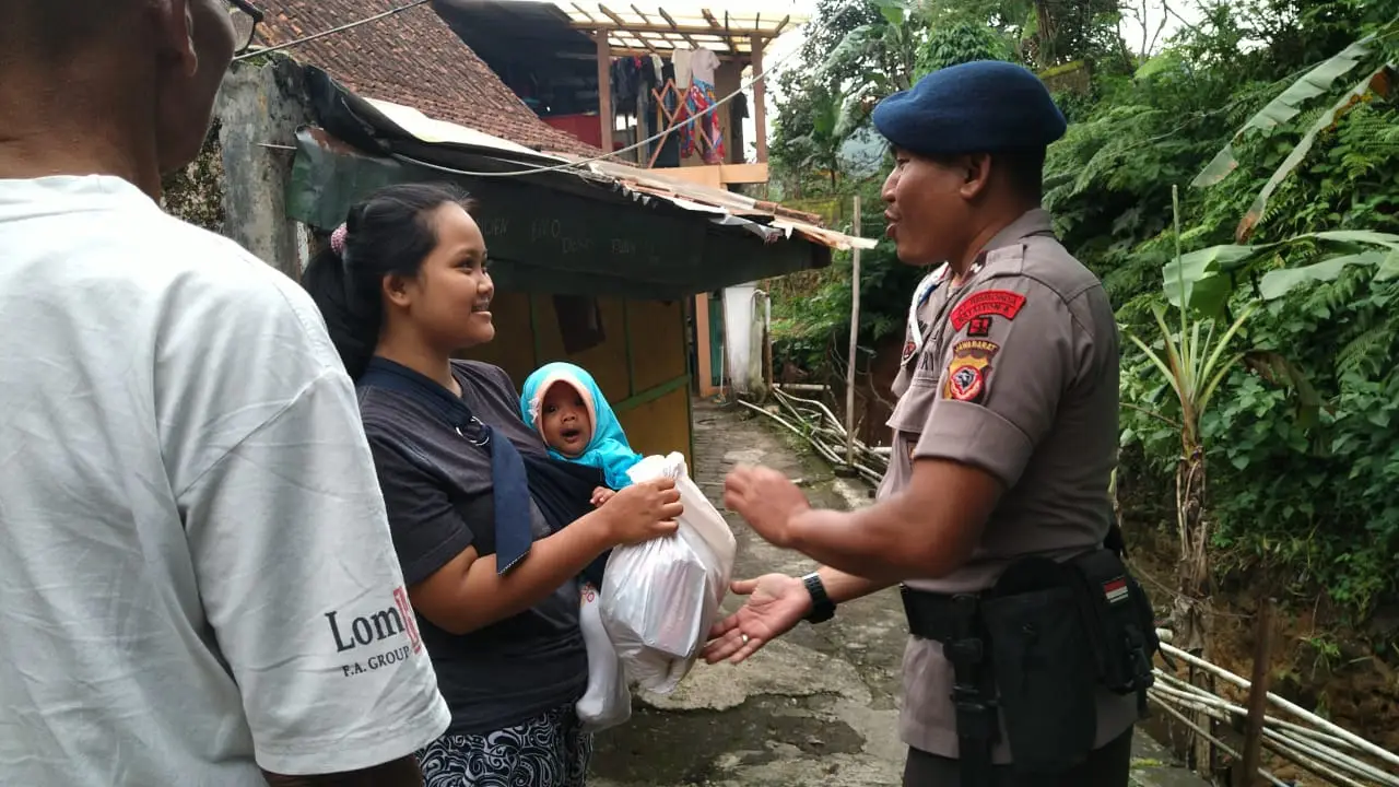 Sisihkan Gaji, Pasukan Brimob Kompi 4 Cipanas Bagikan Sembako