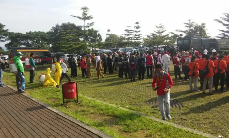 Sisir Pacet - Cipanas, Jalur Puncak Disemprot Disinfektan