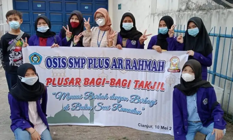 SMP Plus Ar-Rahmah Cianjur Bagi-bagi Takjil di Pamoyanan