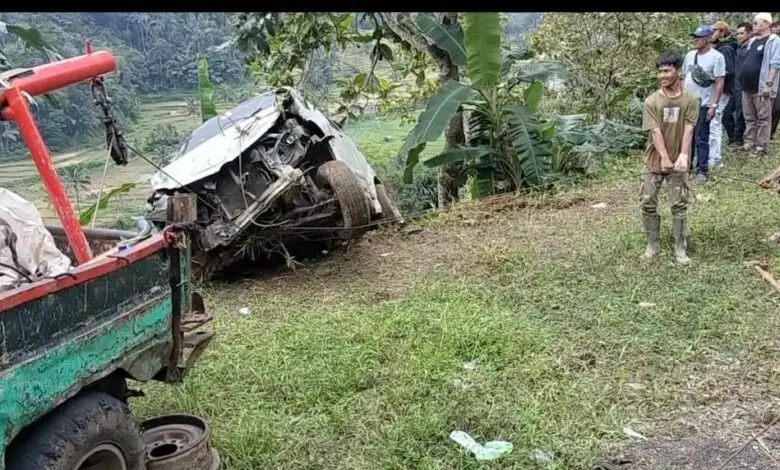 Sopir Mengantuk, Mobil Masuk Jurang 100 Meter di Naringgul Cianjur