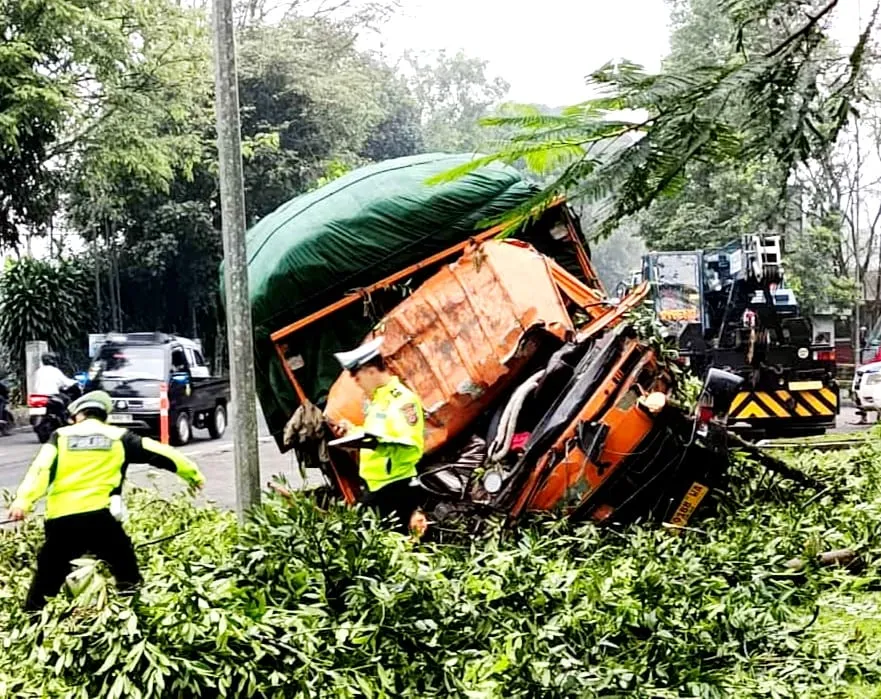 Sopir Truk Fuso Tewas Setelah Tabrak Gapura dan Pohon di Gekbrong