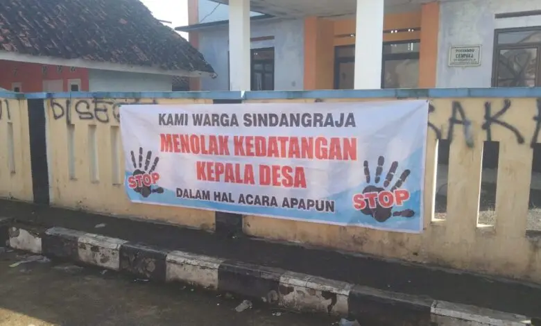 Spanduk Penolakan Kedatangan Kepala Desa Sindangraja Muncul dan Hilang Tiba-tiba
