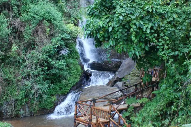 Suguhkan Keindahan Alam, Wisata Curug Cibeet Cipanas Terbengkalai