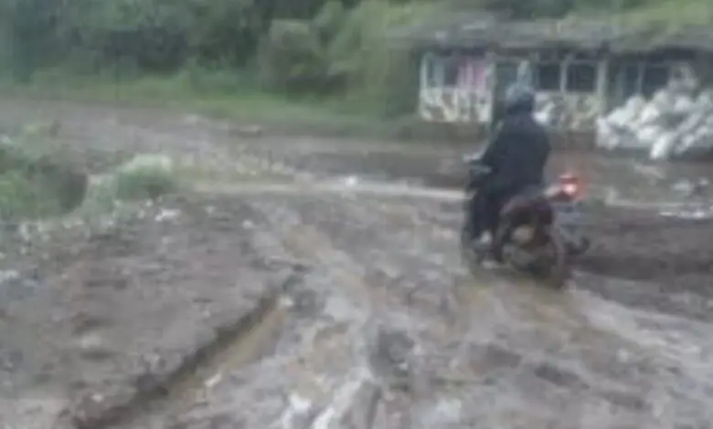 Sungai Meluap, Jalanan Penuh Sampah dan Lumpur