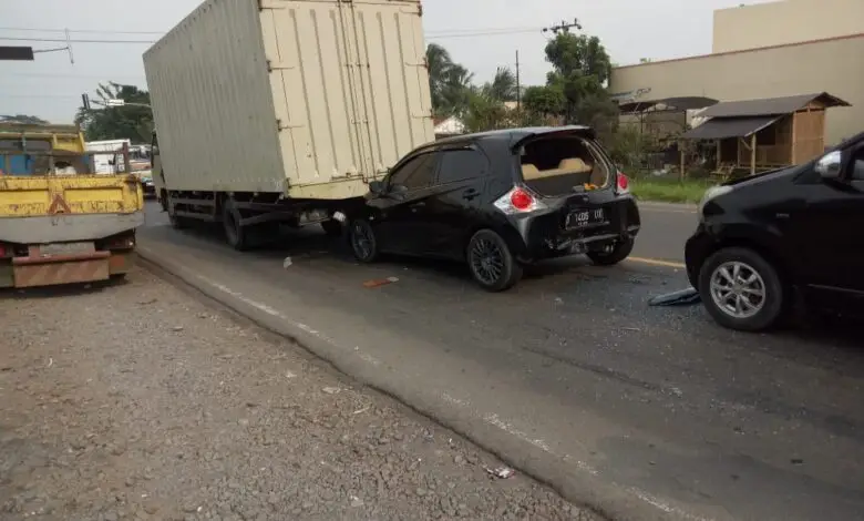 Tabrakan Beruntun di Karangtengah, Truk Seruduk Mobil di Lampu Setopan