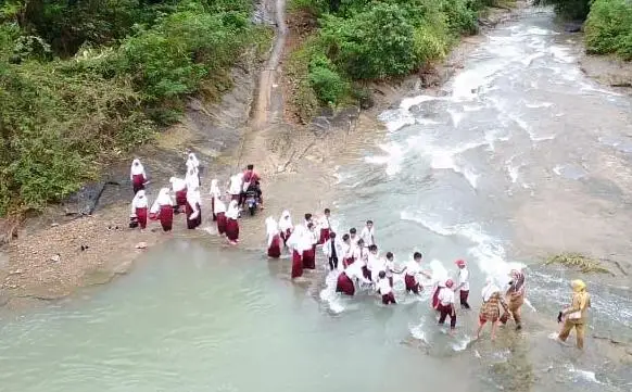 Pelajar Cianjur Selatan Rela Seberangi Sungai Demi Sekolah