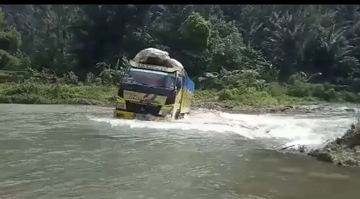 Tak Ada Jembatan, Truk Terpaksa Terobos Sungai Deras di Naringgul