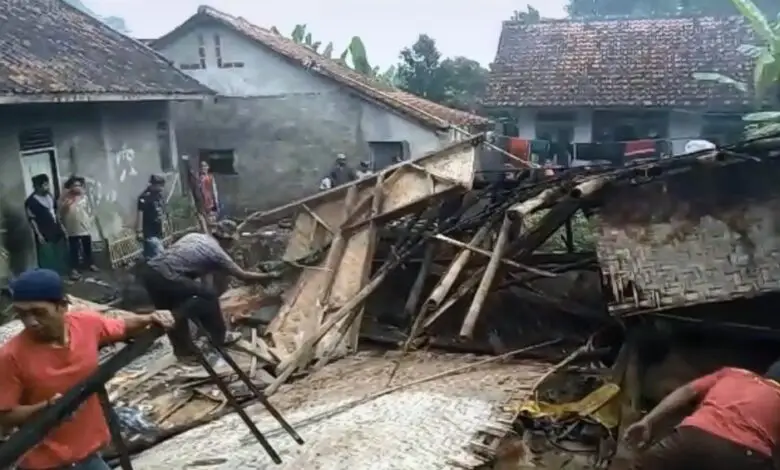 Tak Kuat Diguyur Hujan, Rumah Reyot di Bojongpicung Ambruk