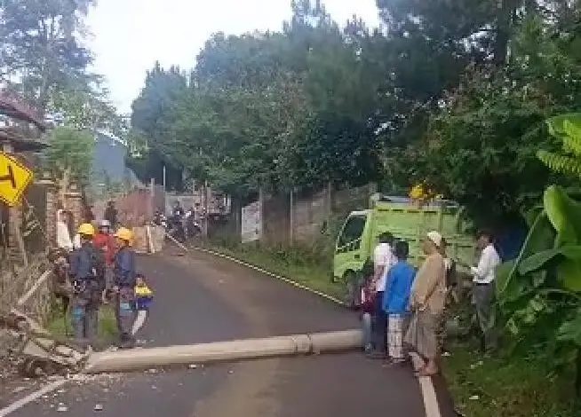 Tak Kuat Menahan Beban, Truk Bermuatan Berat Patah As Dan Senggol Tiang Listrik Hingga Tumbang