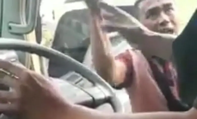 Tak Terima Diklakson, Seorang Pengendara Motor Ancam Tembak Sopir Truk